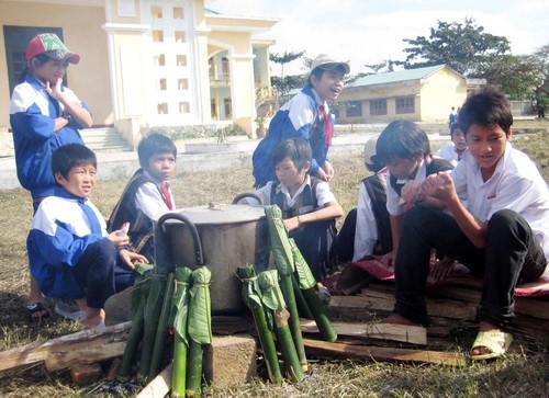 Tết sớm của học sinh dân tộc Bhnoong