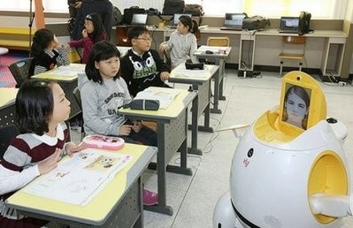 HS Hàn Quốc học tiếng Anh từ giáo viên robot