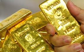 Vàng trong nước mất 300 nghìn/lượng