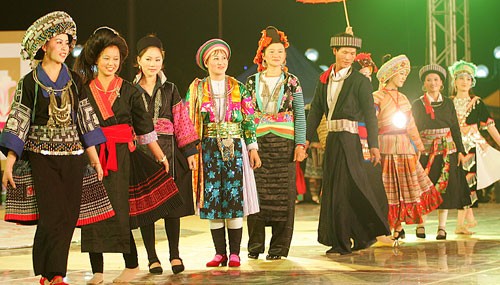 Tôn vinh trang phục truyền thống các dân tộc