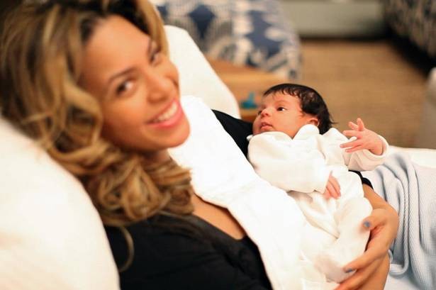 Jay-Z và Beyonce lần đầu chia sẻ hình ảnh con gái