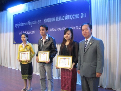 Khen thưởng du học sinh Lào có thành tích học tập xuất sắc tại các trường ĐH, CĐ ở miền Trung