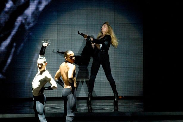 Madonna vác súng lên sân khấu