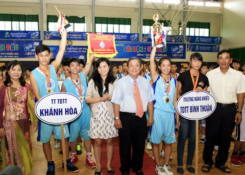 U17 nam Khánh Hòa và U17 nữ Bình Thuận giành cúp Vô địch miền Trung!