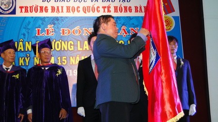Trường ĐH Quốc tế Hồng Bàng đón nhận Huân chương lao động hạng 3