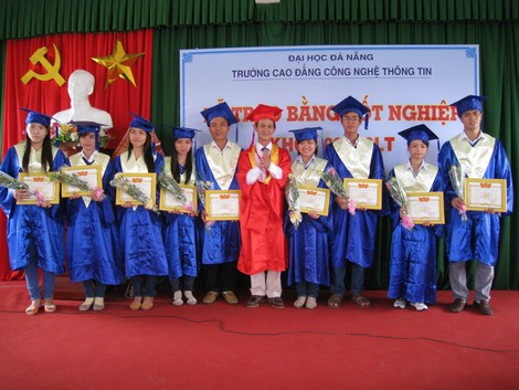 Trường CĐ Công nghệ thông tin Đà Nẵng trao bằng tốt nghiệp