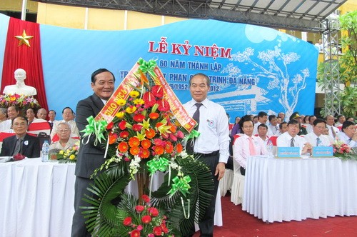Trường THPT Phan Châu Trinh đón nhận Cờ thi đua của Chính phủ