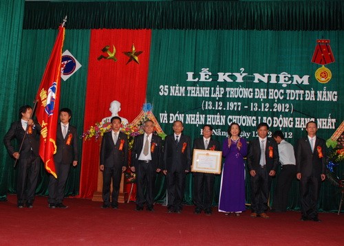 Trường Đại học TDTT Đà Nẵng đón nhận Huân chương Lao động Hạng Nhất