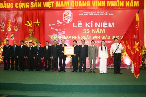 Nhà Xuất bản Giáo dục Việt Nam đón nhận Huân chương Lao động hạng Nhất