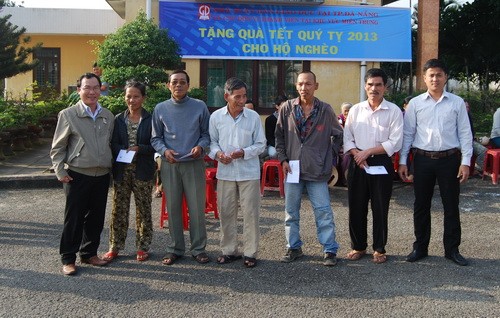 Đoàn Thanh niên NXBGDVN trao quà cho những mảnh đời khó khăn tại Hà Nội