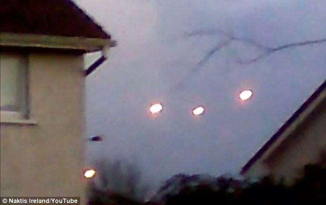 Một loạt vật thể phát sáng bí ẩn trên bầu trời Ireland