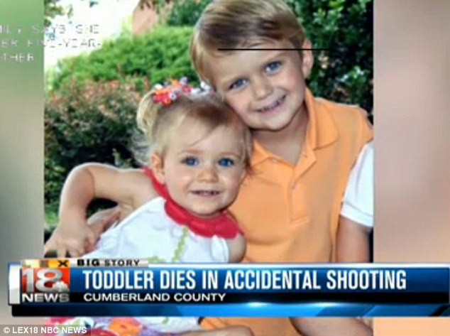 Cậu bé 5 tuổi bắn chết em gái