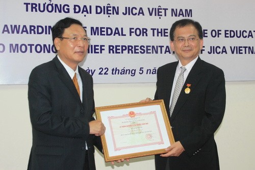 Trao tặng Kỉ niệm chương Vì sự nghiệp Giáo dục cho trưởng đại diện JICA Việt Nam