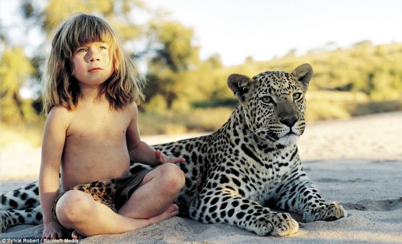 Lần đầu tiết lộ chùm ảnh bé gái lớn lên với động vật hoang dã
