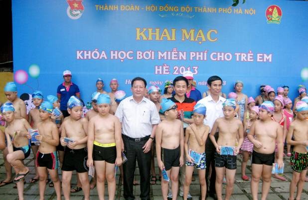 Trên 200 học sinh nghèo được dạy bơi miễn phí