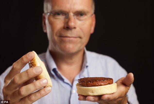 Nếm bánh kẹp thịt nhân tạo đầu tiên trên thế giới