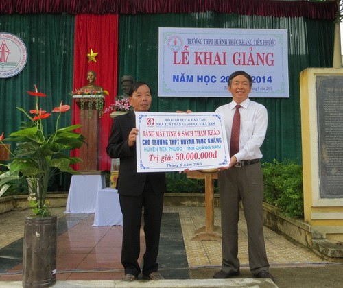 Nhà Xuất bản Giáo dục Việt Nam tặng quà các trường vùng động đất