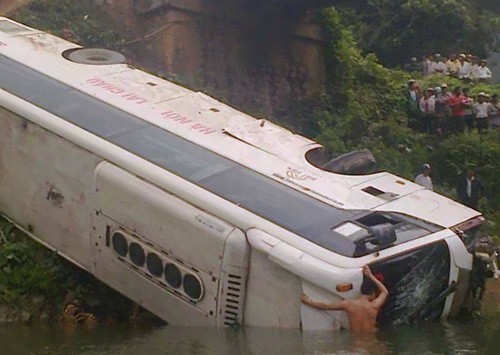 Xe khách chở 35 người lao xuống suối