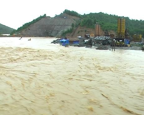 Vũ Quang (Hà Tĩnh): Hồ đập dâng cửa tràn