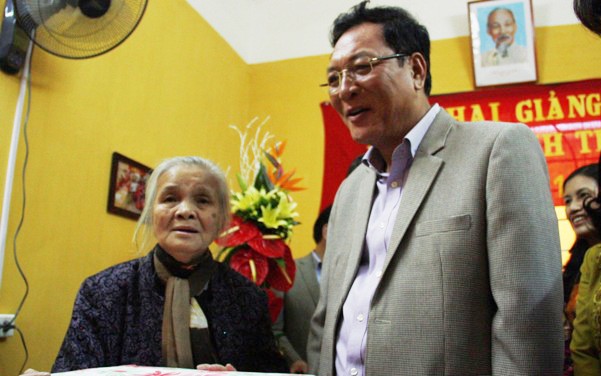 Cụ giáo 81 tuổi xúc động trước tấm chân tình của Bộ trưởng Giáo dục