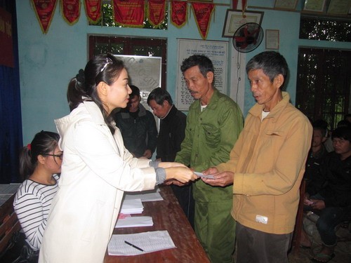 Vợ chồng ca sĩ Thu Minh trao 600 triệu đồng cho người nghèo vùng lũ Hà Tĩnh