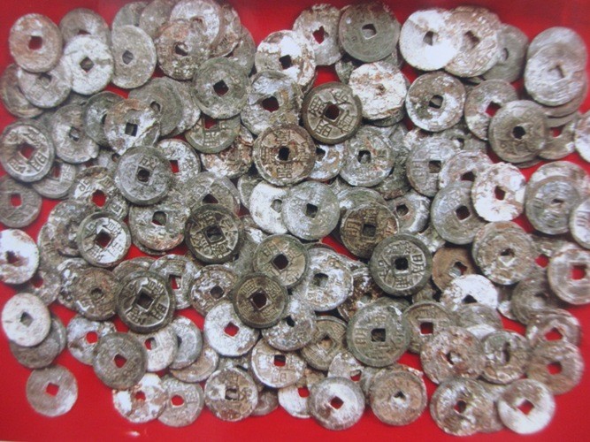 Đào móng làm nhà phát hiện gần 4 kg tiền cổ