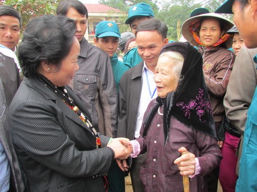 Phó Chủ tịch nước Nguyễn Thị Doan thăm và tặng quà nhân dân vùng lũ