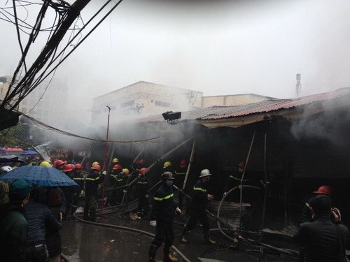 Cháy lớn ở chợ Nhà Xanh, quận Cầu Giấy-Hà Nội