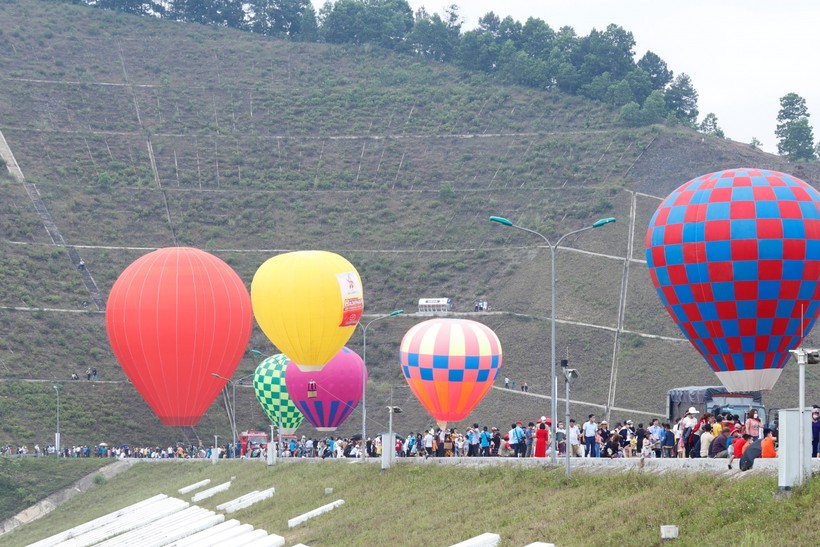 Có 10 khinh khí cầu được treo từ 20 đến 40 mét để người dân chiêm ngưỡng.