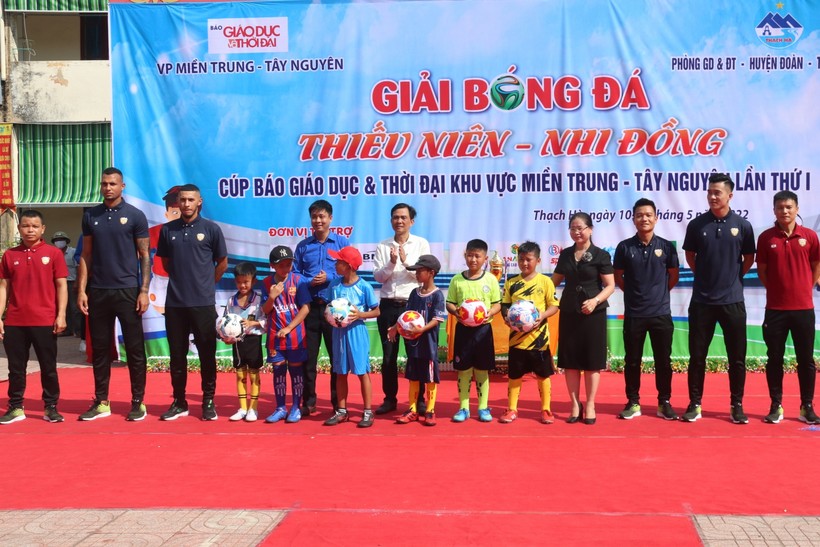 Ban huấn luyện, các cầu thủ CLB bóng đá Hồng Lĩnh - Hà Tĩnh và lãnh đạo huyện Thạch Hà trao quà lưu niệm cho các đội tuyển tham gia giải đấu.