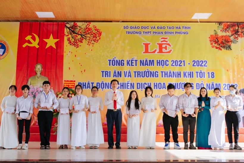Trường THPT Phan Đình Phùng tổ chức Lễ tổng kết năm học 2021-2022 và khen thưởng những học sinh có thành tích xuất sắc.