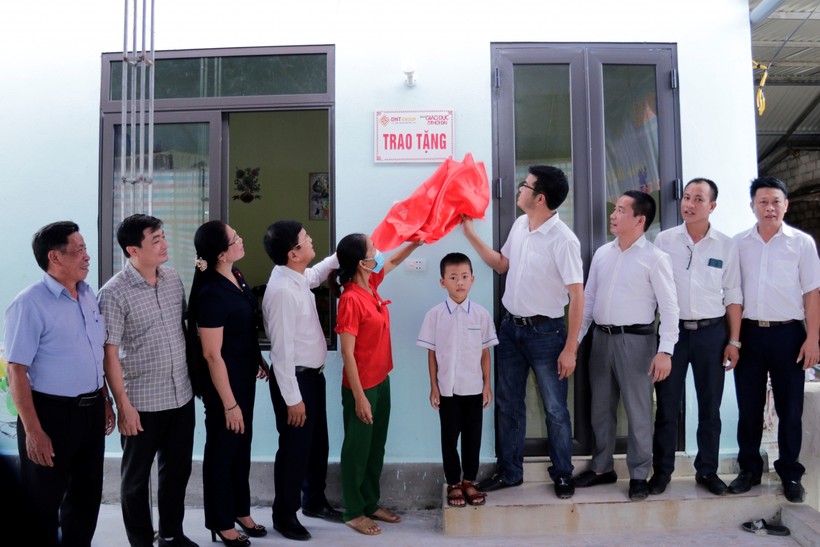 Báo GD&TĐ cùng đại diện chính quyền địa phương, các nhà hảo tâm và gia đình kéo băng khánh thành nhà nhân ái của em Ngô Nguyễn Phước Ân.