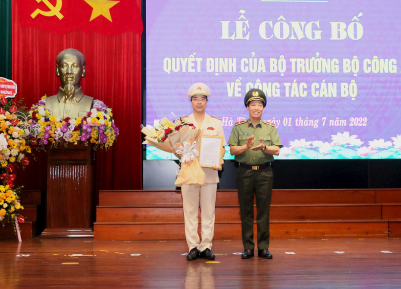 Thứ trưởng Bộ Công an Lê Văn Tuyến trao Quyết định điều động, bổ nhiệm Thượng tá Nguyễn Hồng Phong giữ chức vụ Giám đốc Công an Hà Tĩnh.