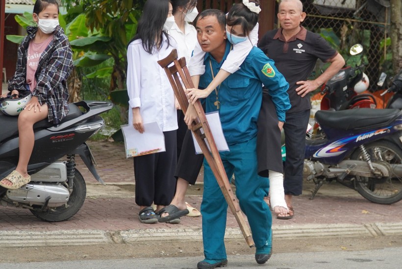 Thí sinh Nguyễn Thị Hồng Hạnh bị tai nạn gãy chân được bố cõng vào phòng thi.