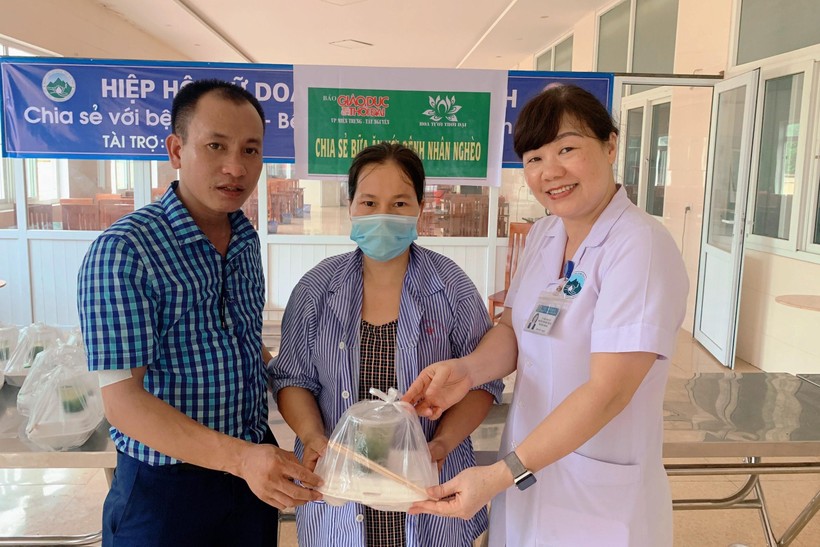 Báo GD&TĐ cùng các bác sĩ tại Bệnh viện Đa khoa Hà Tĩnh trao những suất cơm miễn phí đến bệnh nhân nghèo.