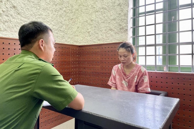 Cơ quan điều tra lấy lời khai đối với Nguyễn Thị Nhiên.