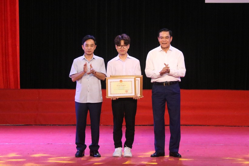 Lãnh đạo tỉnh Hà Tĩnh trao Bằng khen cho em Phan Xuân Hành (học sinh lớp 12 Trường THPT chuyên Hà Tĩnh).