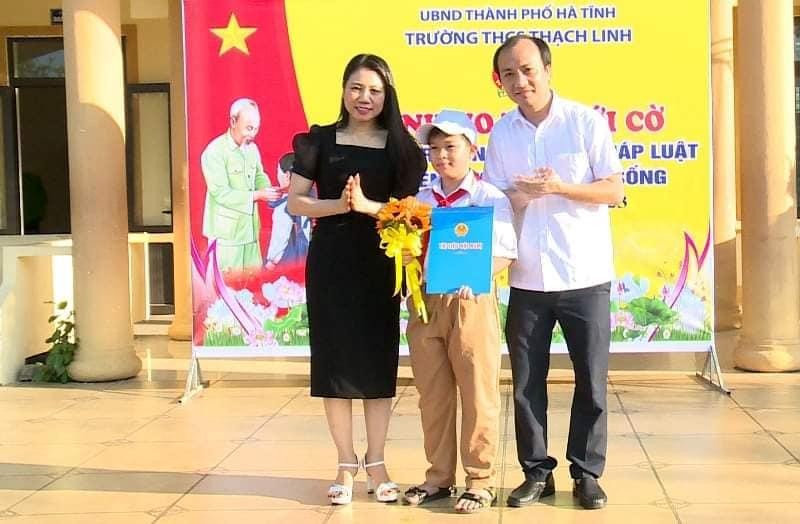 Lãnh đạo UBND thành phố Hà Tĩnh và Trường THCS Thạch Linh tổ chức khen thưởng em Ngô Quang Đăng Khoa.