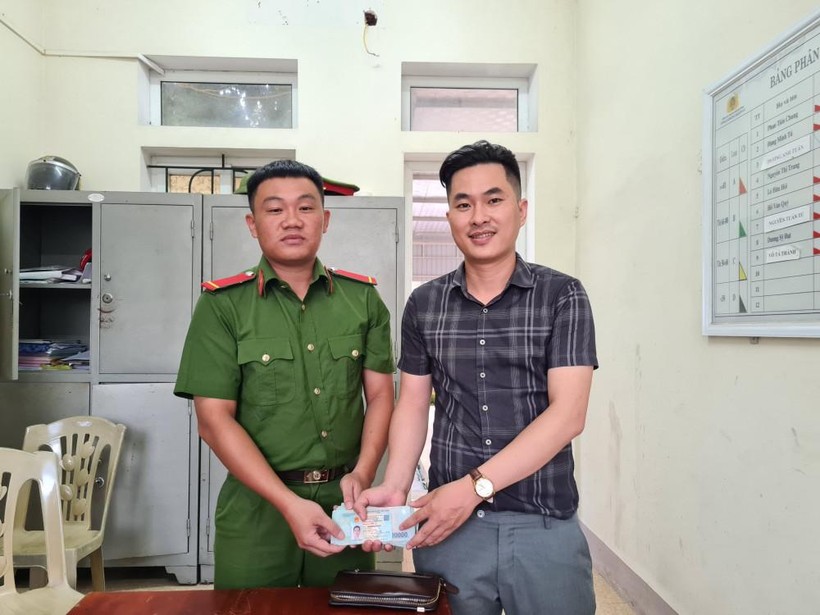 Anh Trần Hữu Phong trả lại số tài sản nhặt được cho anh Ngô Ngọc Thành.