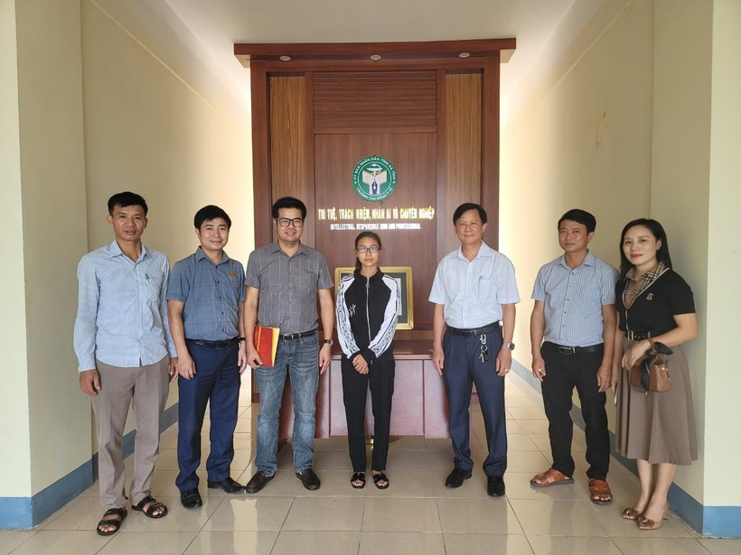 Đại diện Báo GD&TĐ, ngành chức năng, các nhà hảo tâm cùng lãnh đạo Trường Cao đẳng Y tế Hà Tĩnh chúc mừng em Huyền tại buổi nhập học.
