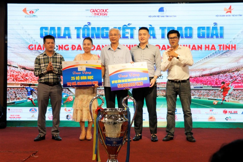 Ban tổ chức giải đấu trao quà đến đại diện Quỹ học bổng Hồng Lam.