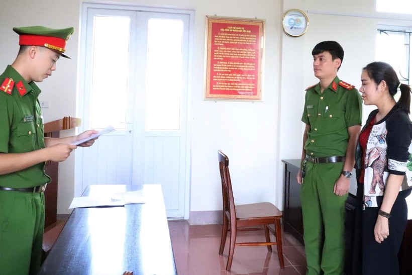 Cơ quan điều tra tống đạt lệnh khởi tố đối với Hoàng Thị Bình.