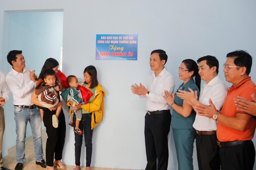 Đại diện Báo GD&TĐ cùng chính quyền địa phương chúc mừng gia đình 2 cháu Hồ Thanh Hùng (SN 2018) và Hồ Thanh Anh (SN 2021) tại Lễ bàn giao nhà nhân ái.