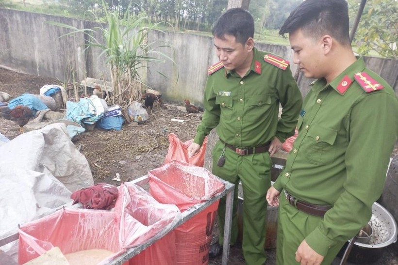 Lực lượng Cảnh sát Môi trường tiến hành kiểm tra cơ sở kinh doanh của bà Nguyễn Thị Hòa.