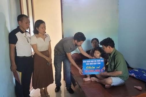 Đại diện VP Báo GD&TĐ khu vực MT-TN trao số tiền 52.020.000 đồng của bạn đọc đến gia đình em Nguyễn Thị Hải Yến.