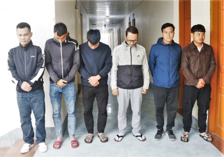 Các đối tượng liên quan đến đường dây cá độ bóng đá vừa bị Công an tỉnh Hà Tĩnh bắt giữ.