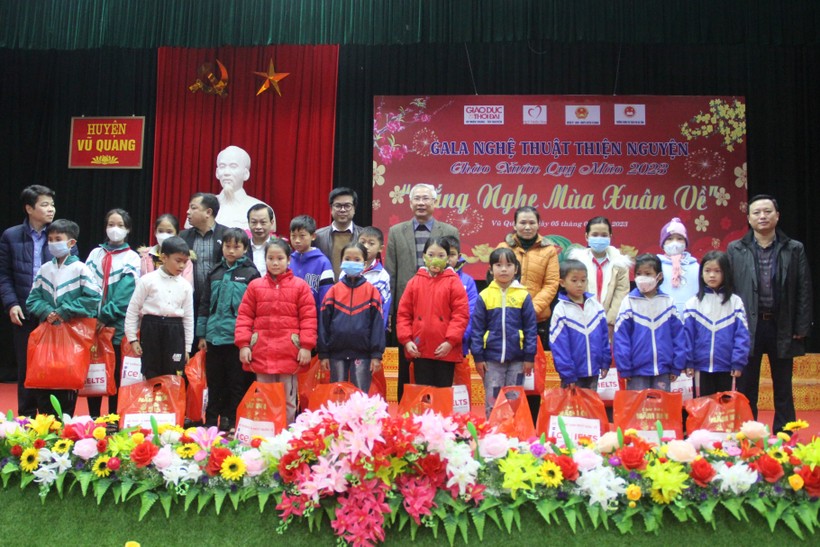 Các đại biểu và Ban tổ chức trao 20 suất quà đến các em học sinh có hoàn cảnh khó khăn tại huyện Vũ Quang.