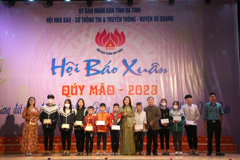 Nhiều em học sinh có hoàn cảnh đặc biệt khó khăn tại huyện Vũ Quang được nhận những món quà ý nghĩa tại Hội báo Xuân 2023.