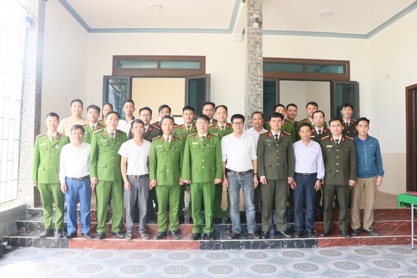 Đại biểu về dự lễ bàn giao chụp ảnh chung cùng gia đình Trung úy Nguyễn Hữu Hiếu (Ảnh: Viết Tứ).
