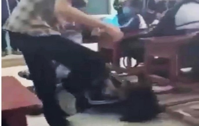 Nữ sinh bị bạn đánh hội đồng tới tấp trong lớp học nhưng không ai can ngăn. (Ảnh cắt từ clip).
